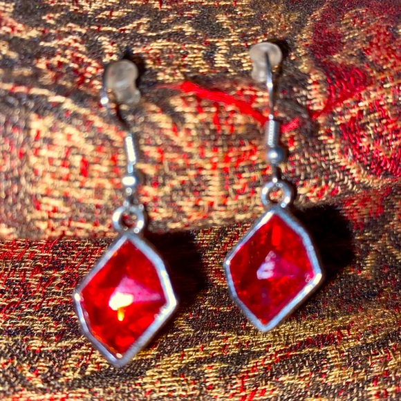 Red faux ruby dangle earrings - Picture 2 of 2